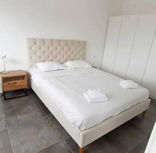 Lejlighed One Comfortable Bedroom Flat With Terrace *