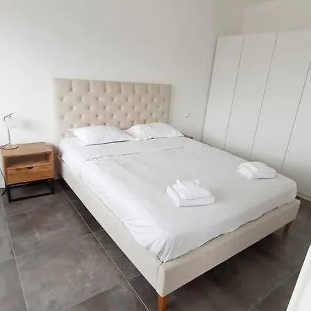 Apartment One Comfortable Bedroom Flat With Terrace *