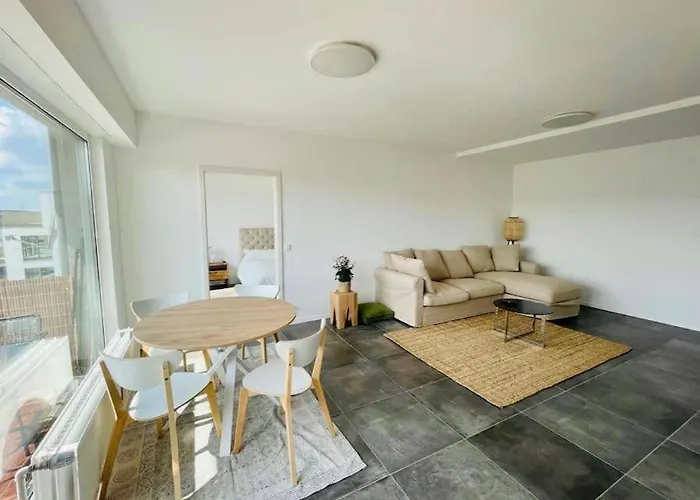 One Comfortable Bedroom Flat With Terrace 아파트